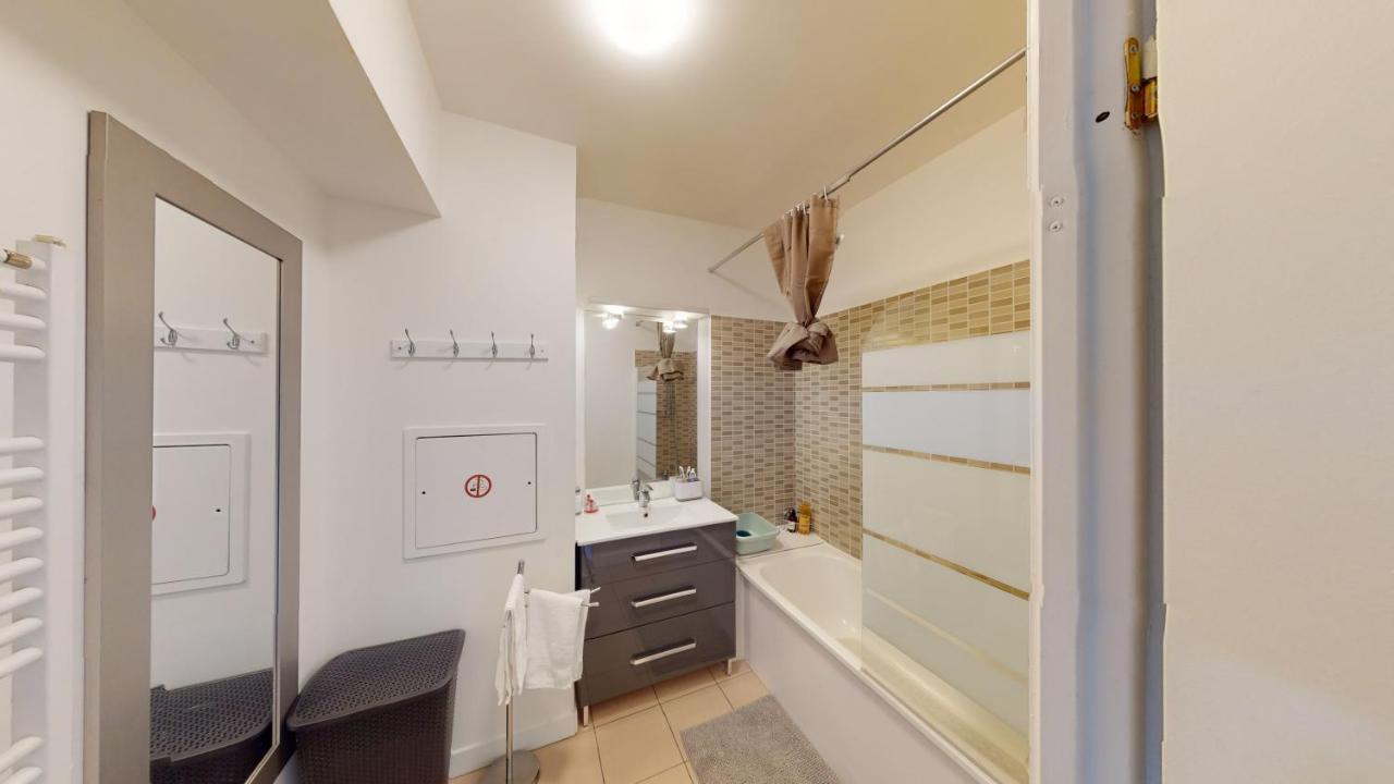 Live Like A Local Stylish 2Br With Balcony & Parking Apartment Saint-Denis  Luaran gambar
